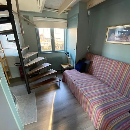 Boat Bed and breakfast 3*