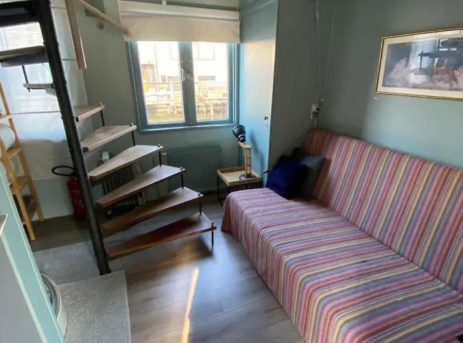 Boat Bed and breakfast 3*